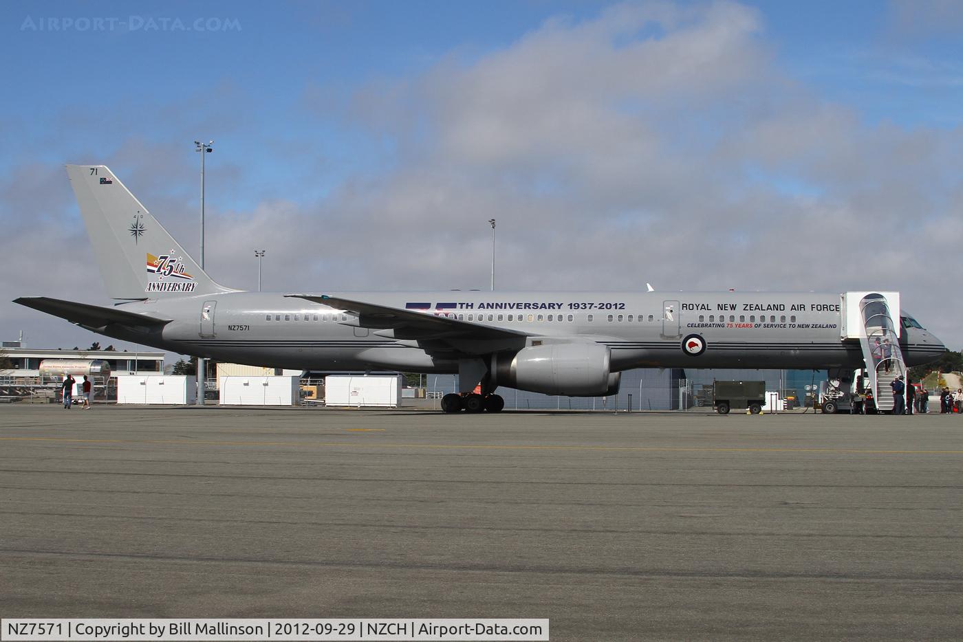 NZ7571, 1992 Boeing 757-2K2 C/N 26633, In one side...out the other