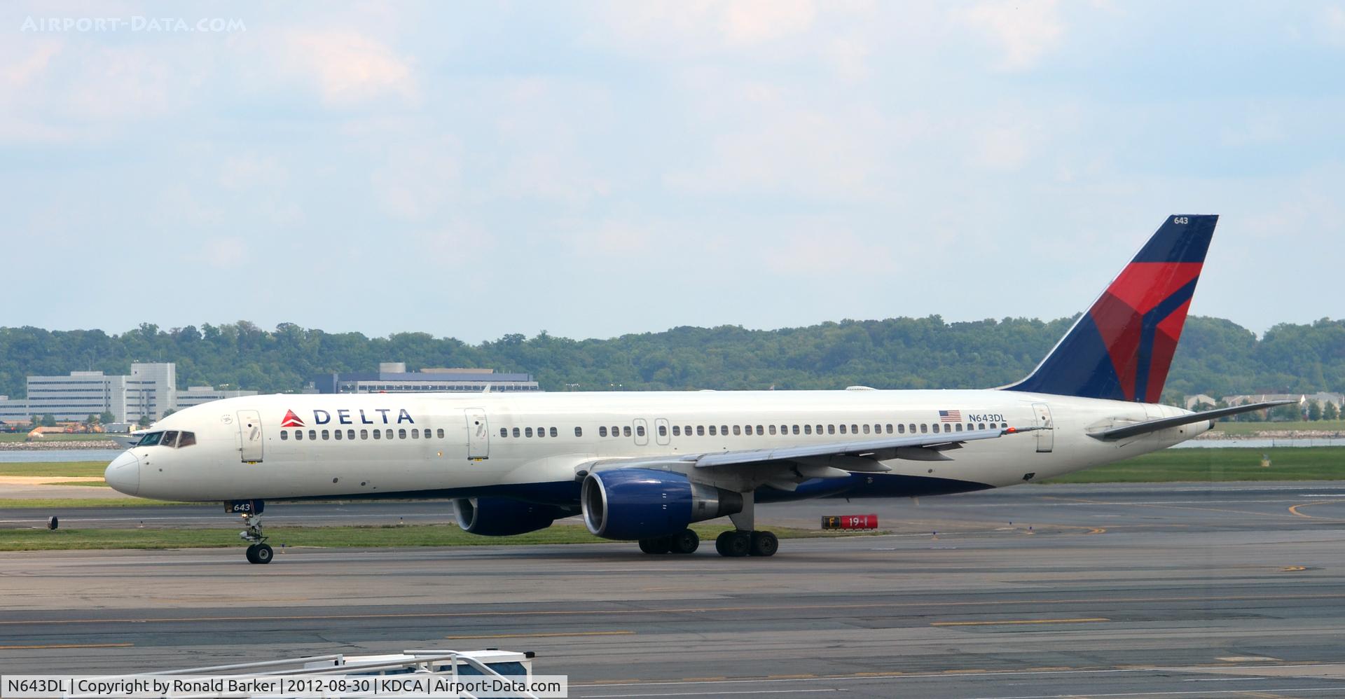 N643DL, 1989 Boeing 757-232 C/N 23997, Taxi DCA