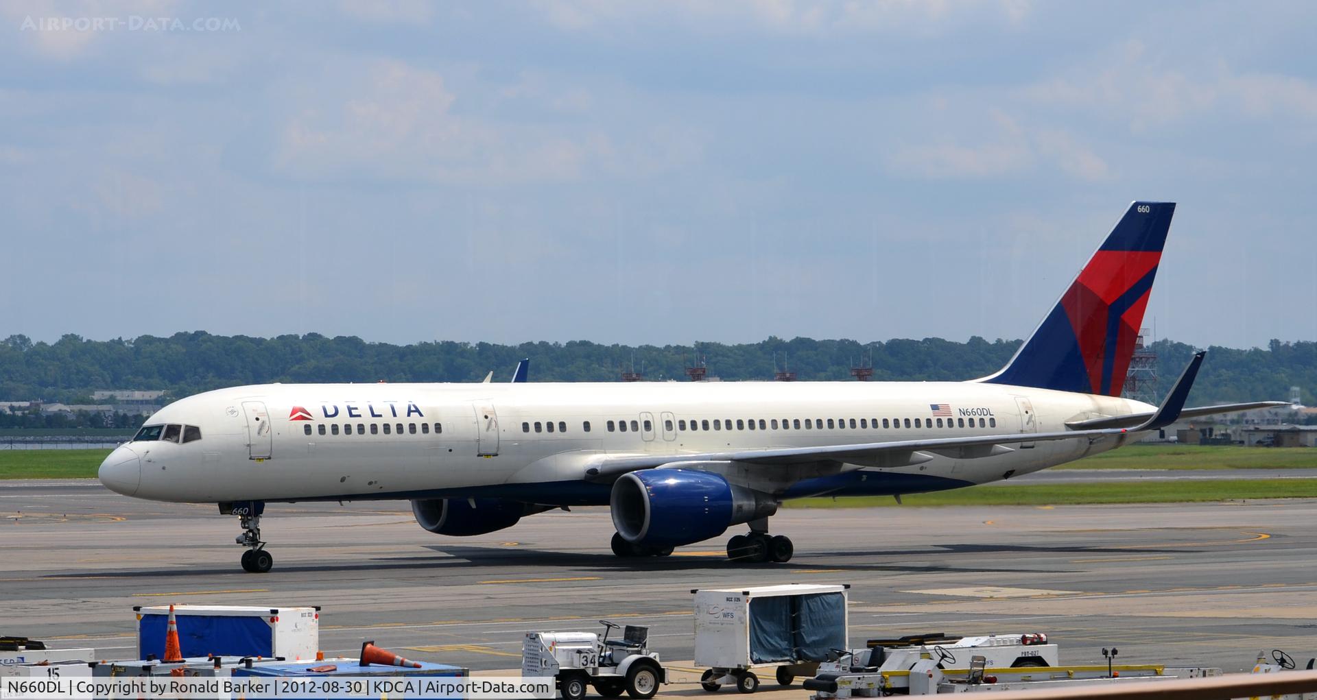N660DL, 1990 Boeing 757-232 C/N 24422, Taxi DCA