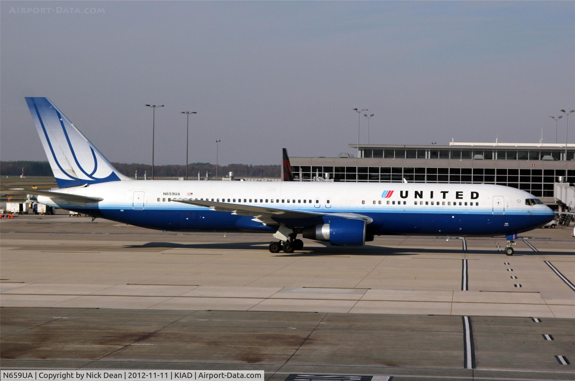 N659UA, 1993 Boeing 767-322 C/N 27114, KIAD/IAD Shot from concourse D gate D29 taxiing in to the gate.