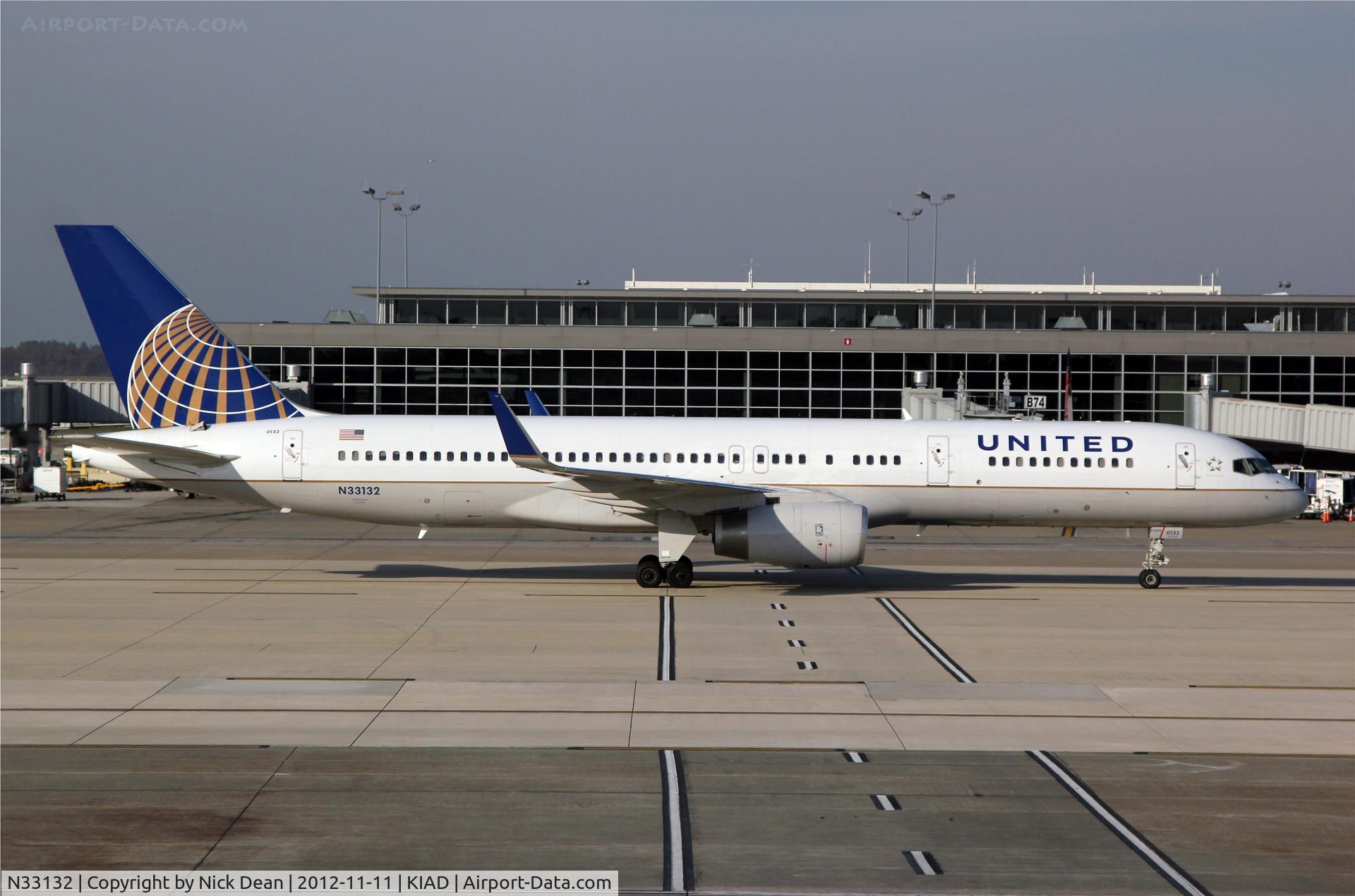 N33132, 1998 Boeing 757-224 C/N 29281, KIAD/IAD CO 757 taxiing to the gate shot from concourse D from D29