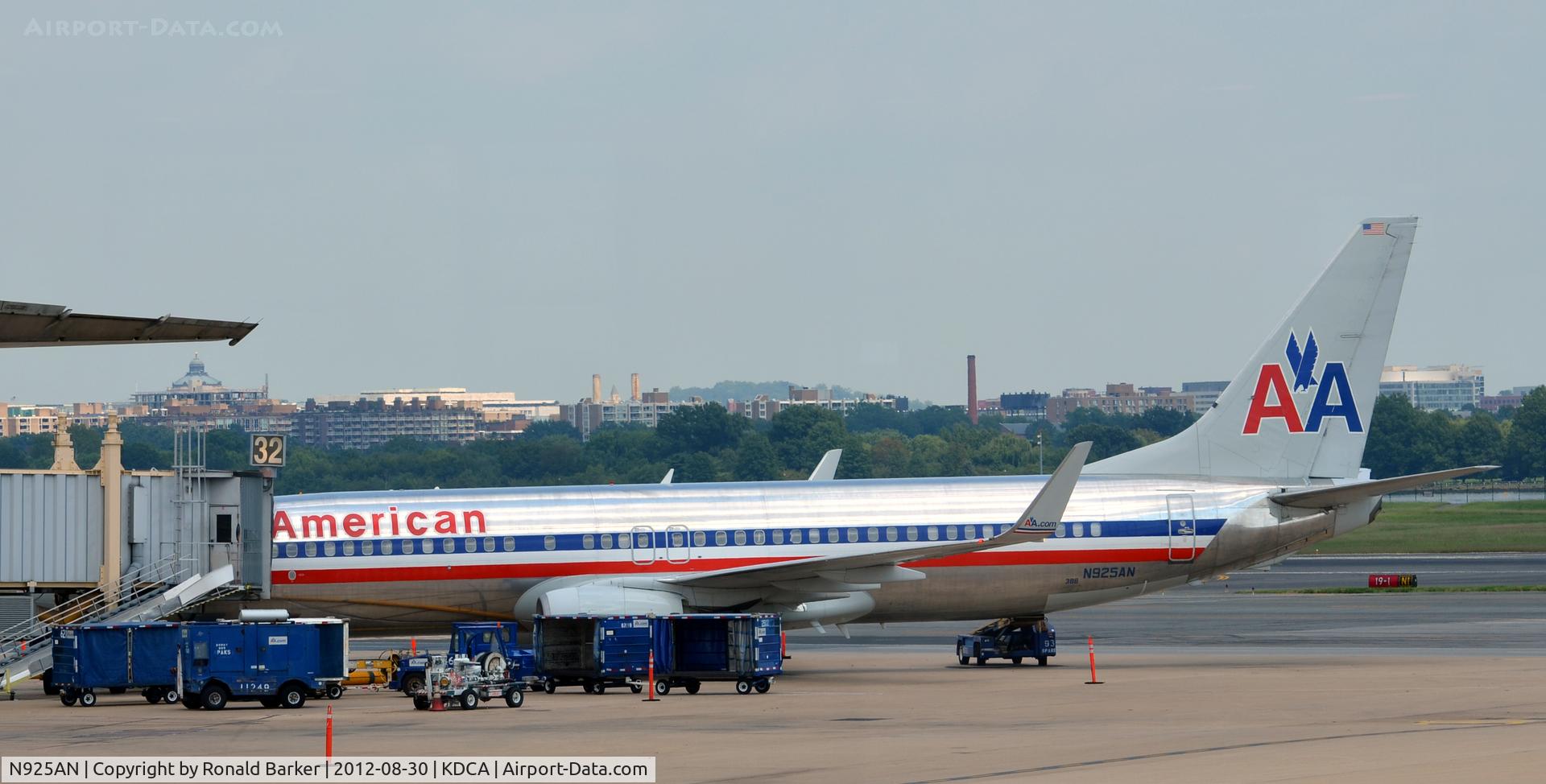 N925AN, 1999 Boeing 737-823 C/N 29526, DCA, VA