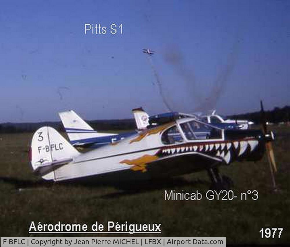 F-BFLC, Gardan GY-20 Minicab C/N 3, Meeting de Périgueux en 1977
En vol le Pitts S1 de Harlé