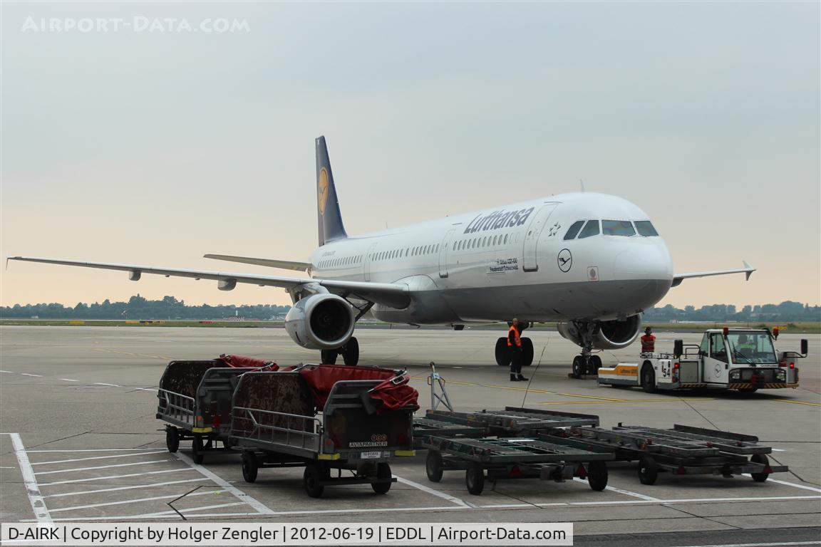 D-AIRK, 1994 Airbus A321-131 C/N 0502, Waiting for a push.....