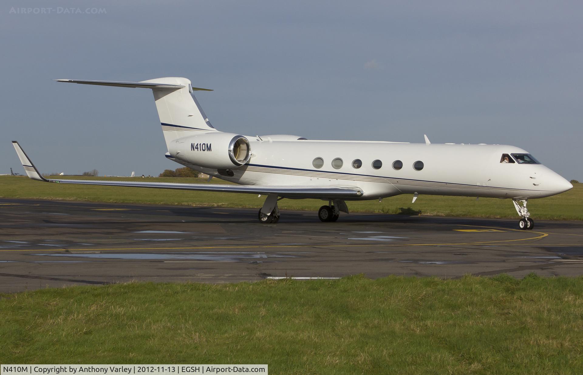 N410M, 1999 Gulfstream Aerospace G-V C/N 575, Departing SaxonAir.