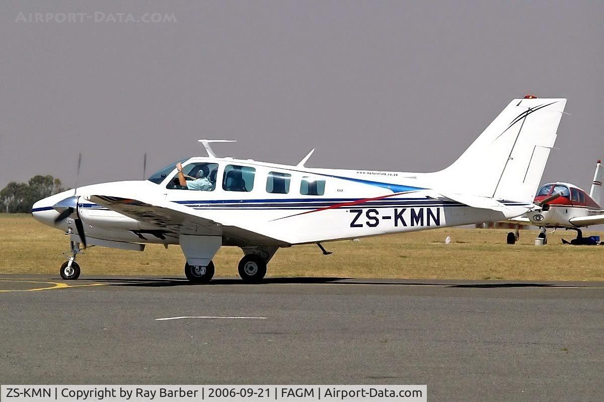 ZS-KMN, Beech 58 Baron C/N TH-153, Beech 58 Baron [TH-153] Rand~ZS 21/09/2006
