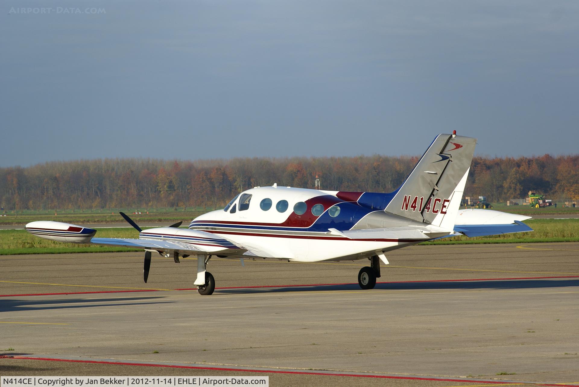 N414CE, 1976 Cessna 414 Chancellor C/N 414-0904, Platform Lelystad
