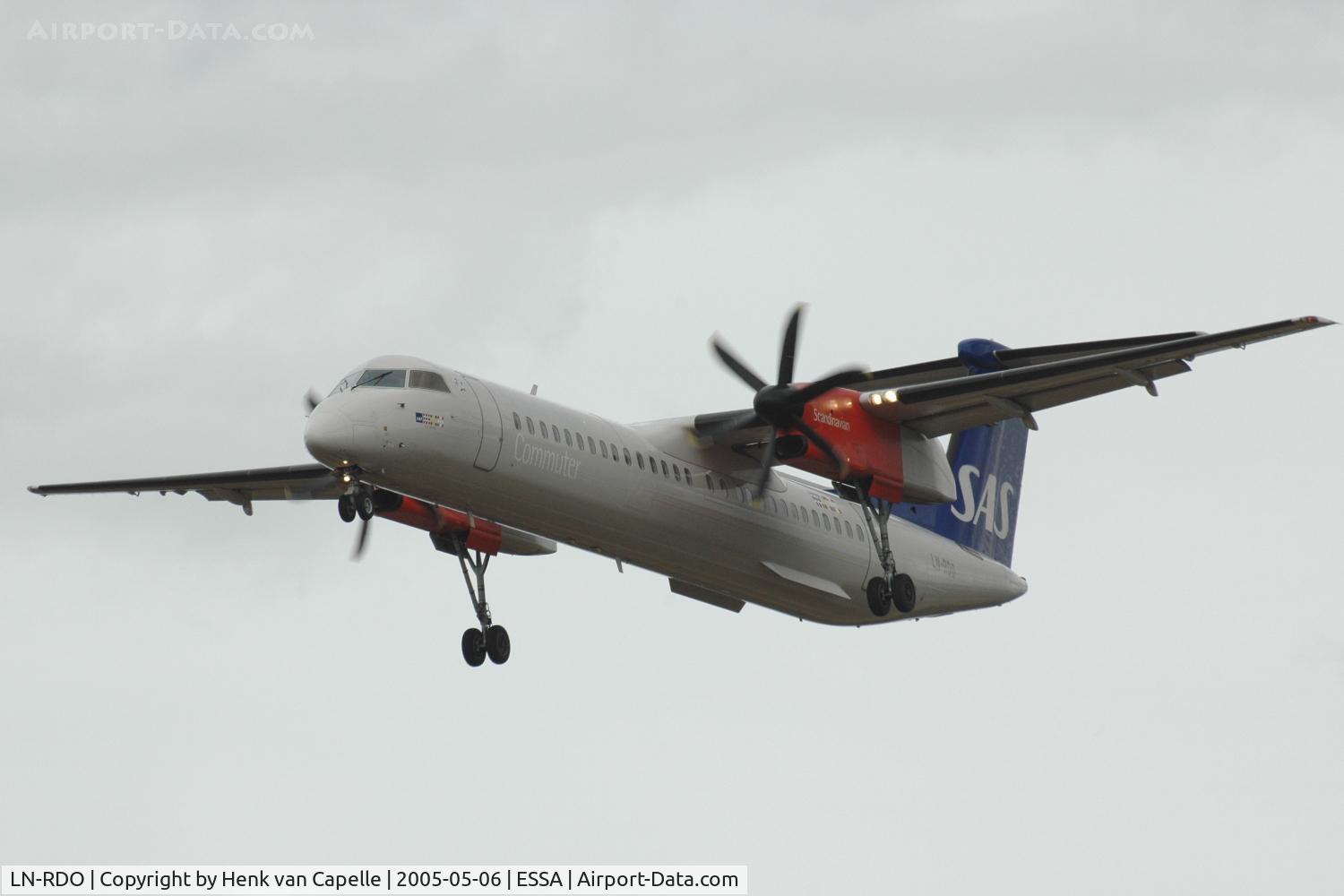 LN-RDO, 2000 De Havilland Canada DHC-8-402Q Dash 8 C/N 4036, SAS Dash-8-400 on apprach to Stockholm Arlanda airport.