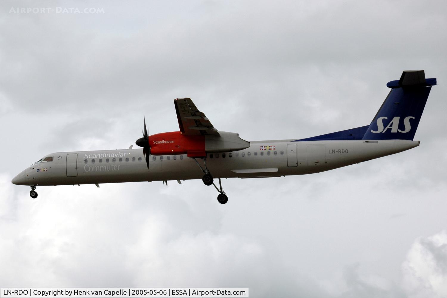 LN-RDO, 2000 De Havilland Canada DHC-8-402Q Dash 8 C/N 4036, SAS Dash-8-400 on approach to Stockholm Arlanda airport.