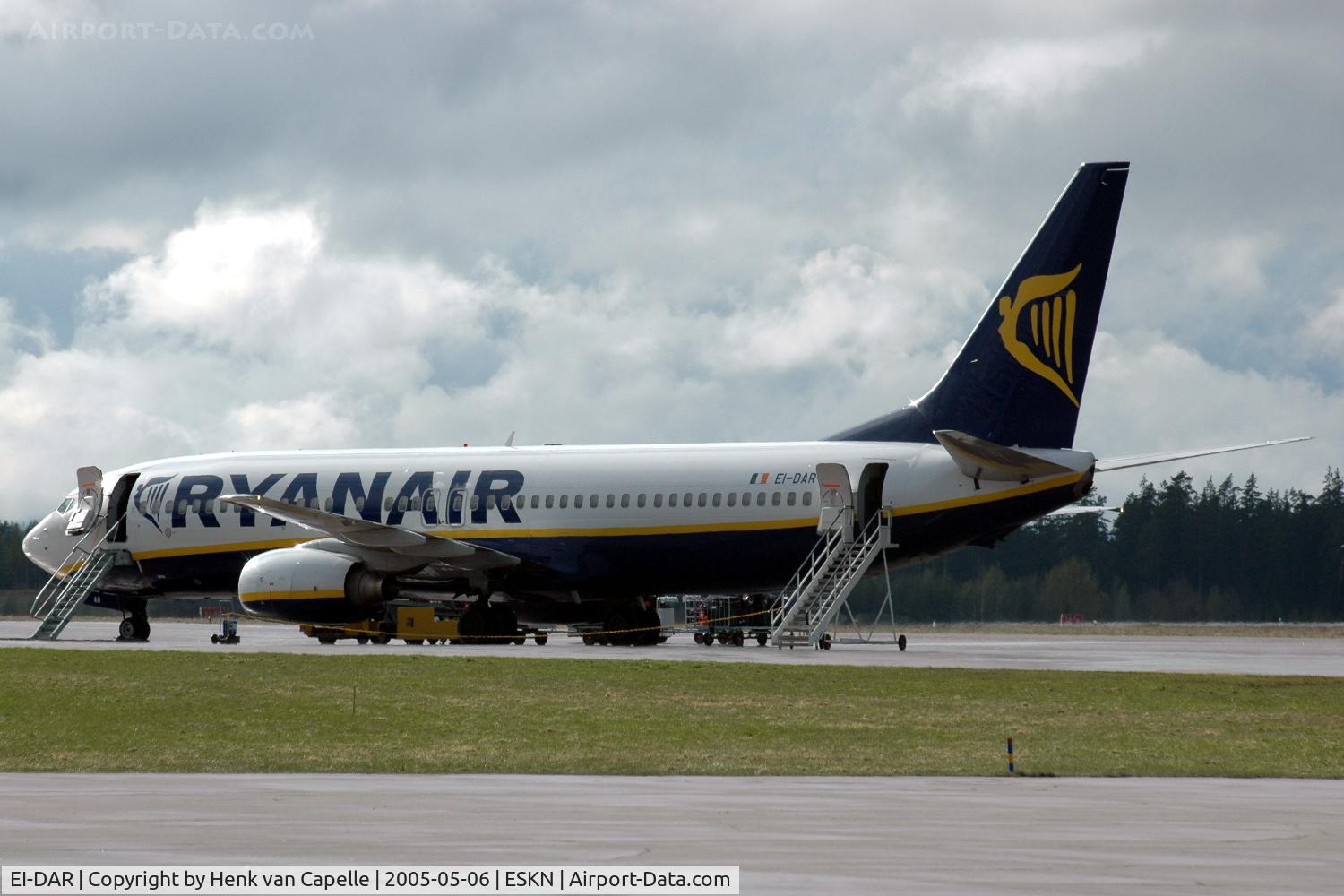 EI-DAR, 2003 Boeing 737-8AS C/N 33552, Ryanair 737-800 on the platform of Skavsta airport, Nyköping, Sweden. Note: no winglets yet.