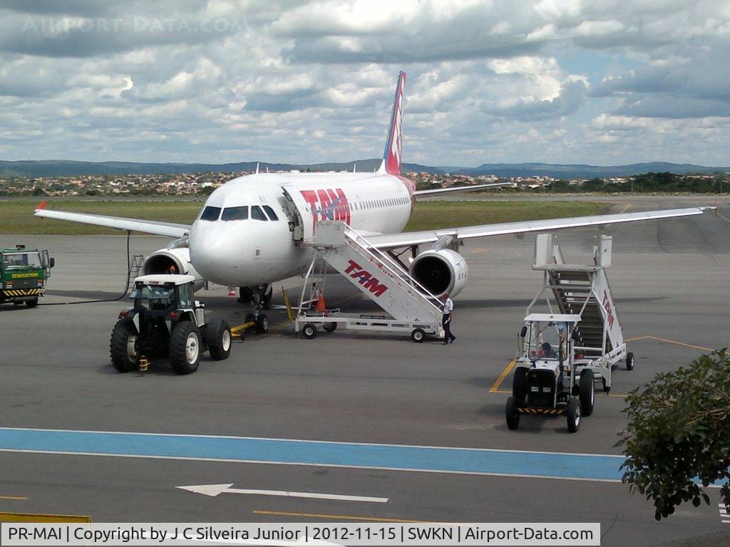 PR-MAI, 2002 Airbus A319-132 C/N 1703, TAM. Airbus A319-132, matrícula PR-MAI (cn 1703). Aeroporto Nelson Ribeiro Guimarães, Caldas Novas (CLV/SBCN), 15 de Novembro de 2012.