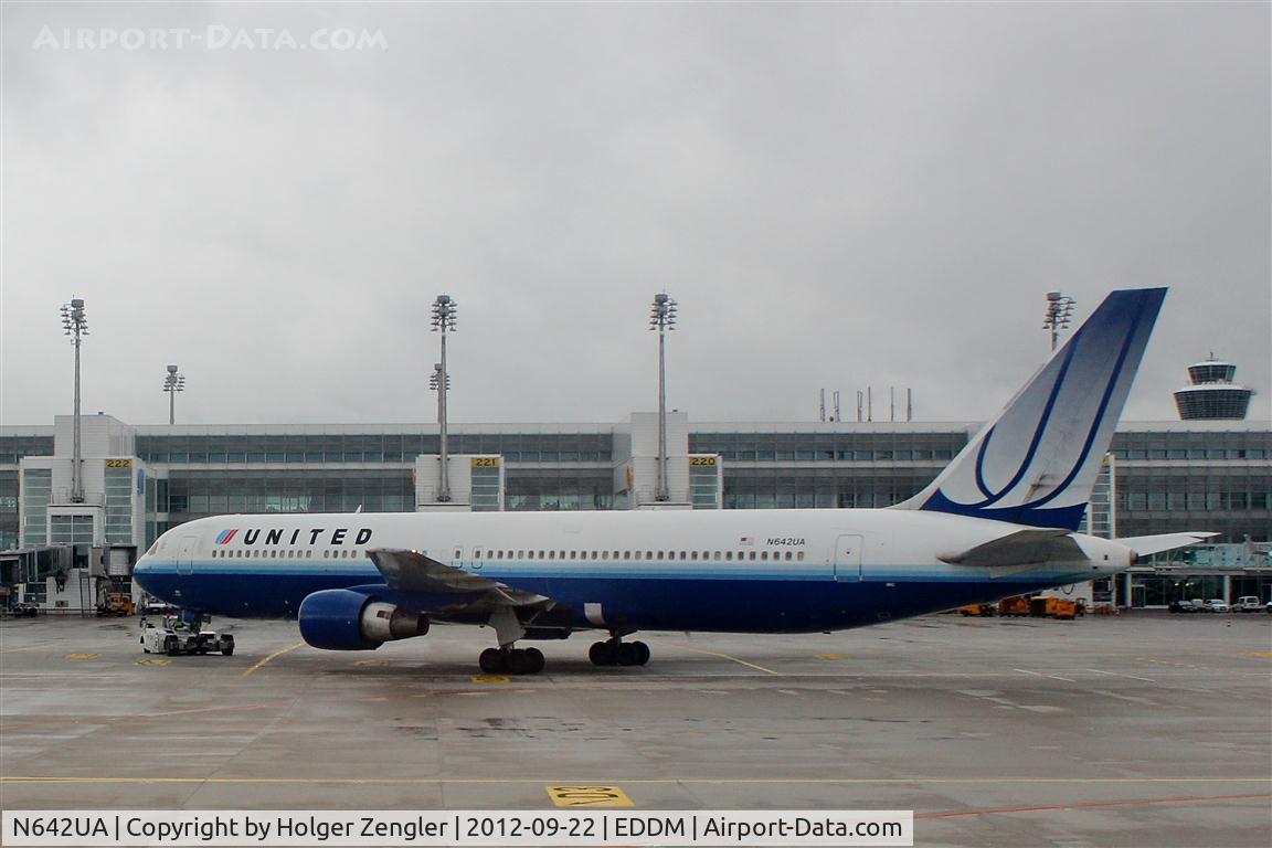 N642UA, 1991 Boeing 767-322 C/N 25092, Push back of a 21 years old lady....