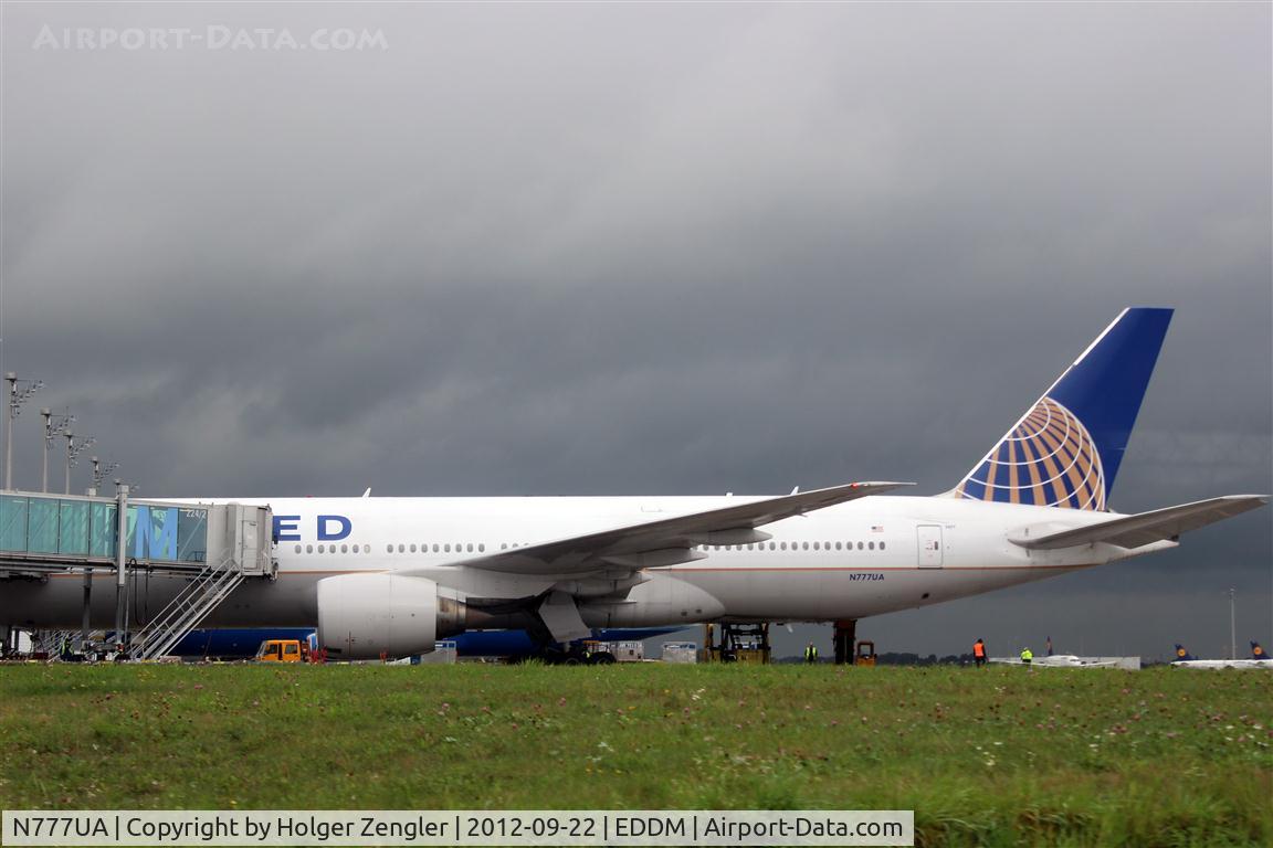 N777UA, 1995 Boeing 777-222 C/N 26916, No one would allow me to stay on aircrafts opposite side....
