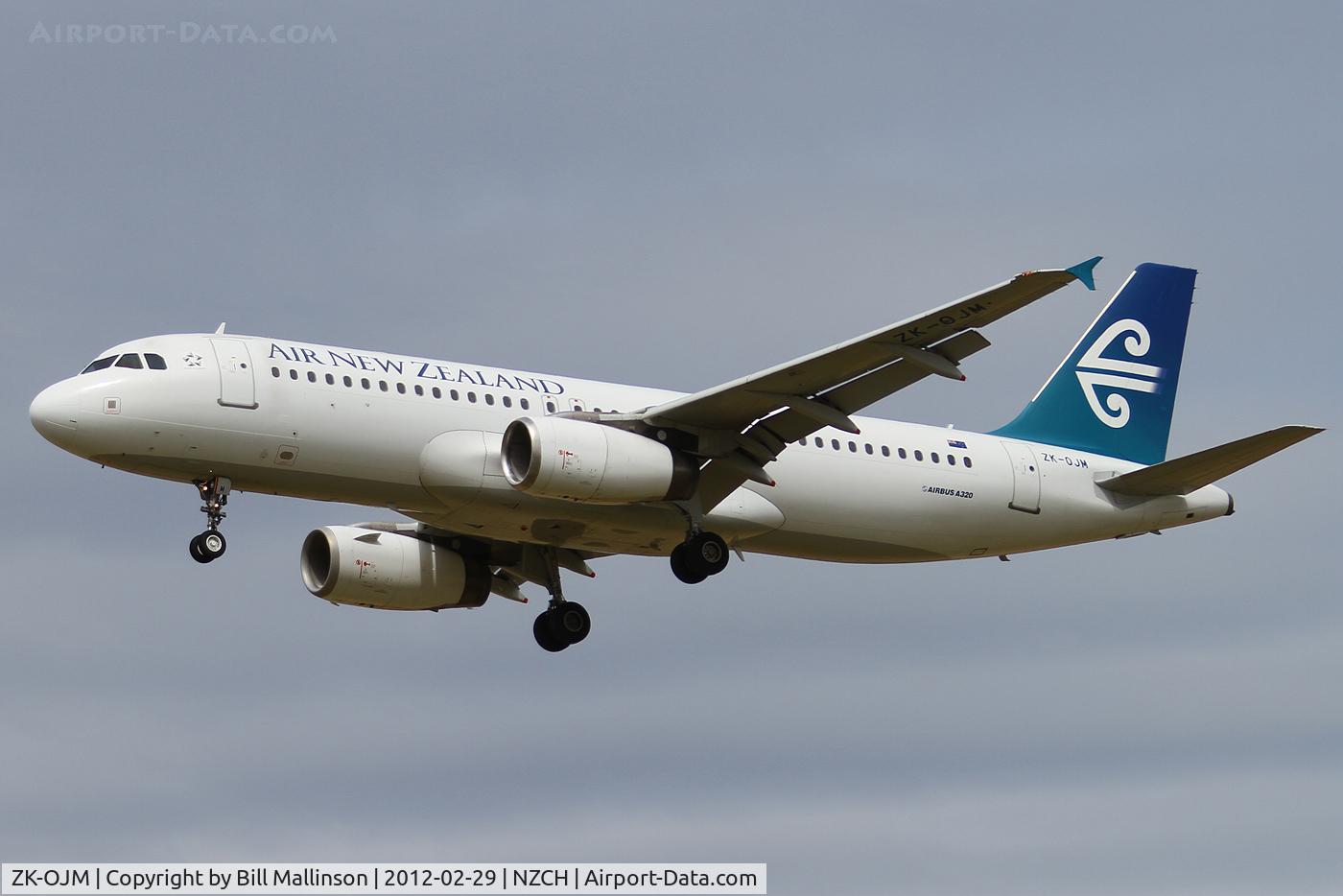 ZK-OJM, 2005 Airbus A320-232 C/N 2533, finals to 02