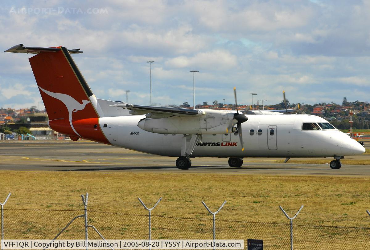 VH-TQR, 1990 De Havilland Canada DHC-8-102 Dash 8 C/N 208, taxiing