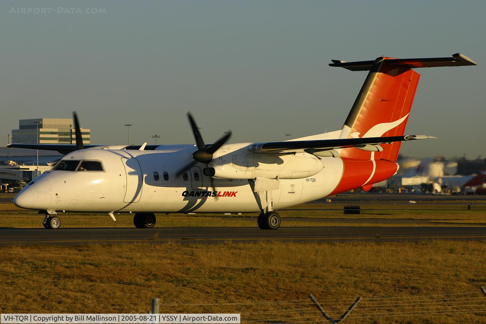 VH-TQR, 1990 De Havilland Canada DHC-8-102 Dash 8 C/N 208, taxiing