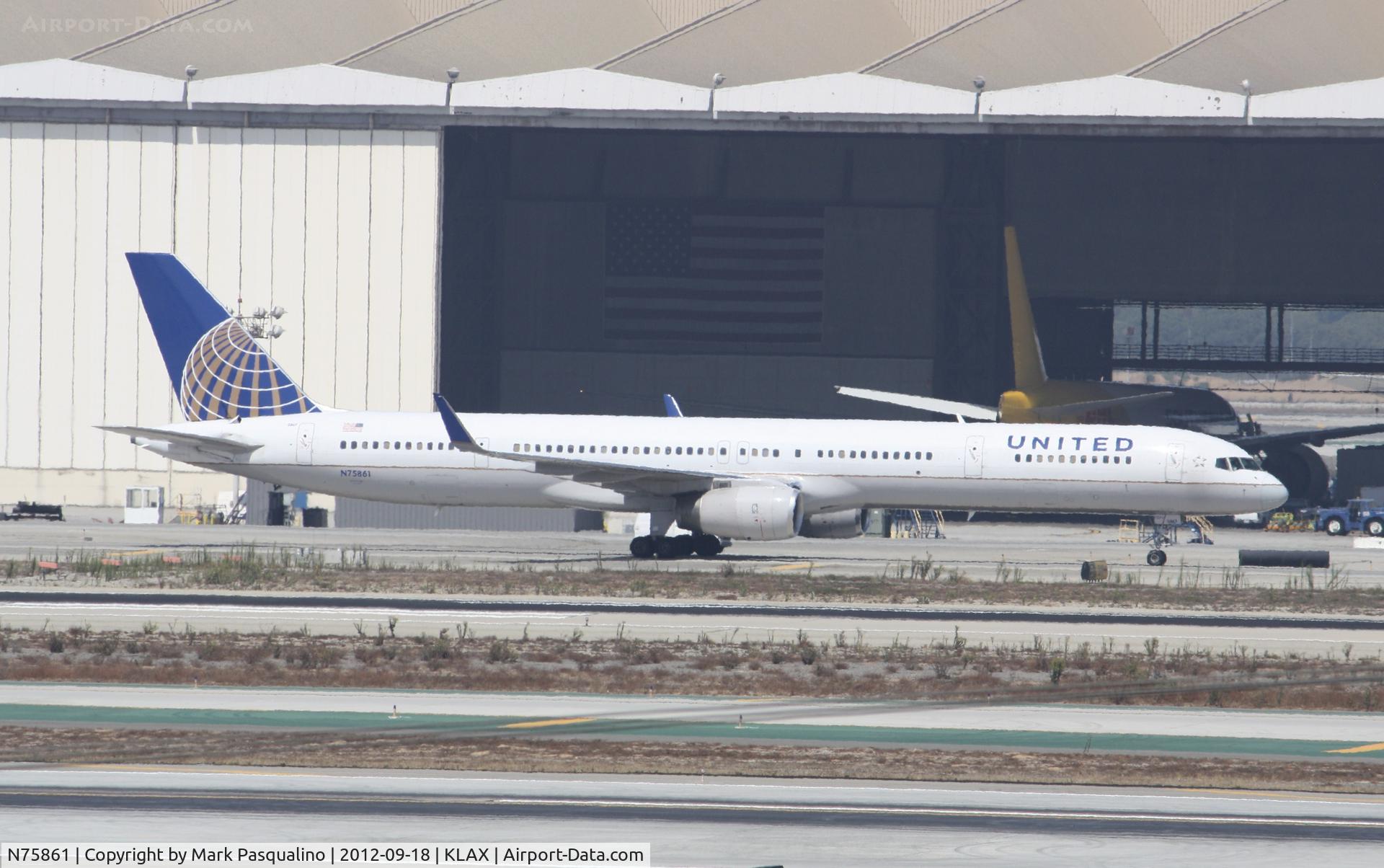 N75861, 2001 Boeing 757-33N C/N 32585, Boeing 757-300