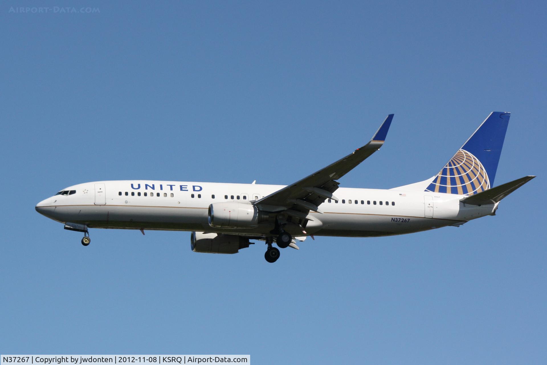 N37267, 2001 Boeing 737-824 C/N 31586, United Flight 1190 (N37267) arrives at Sarasota-Bradenton International Airport following a flight from Chicago-O'Hare International Airport