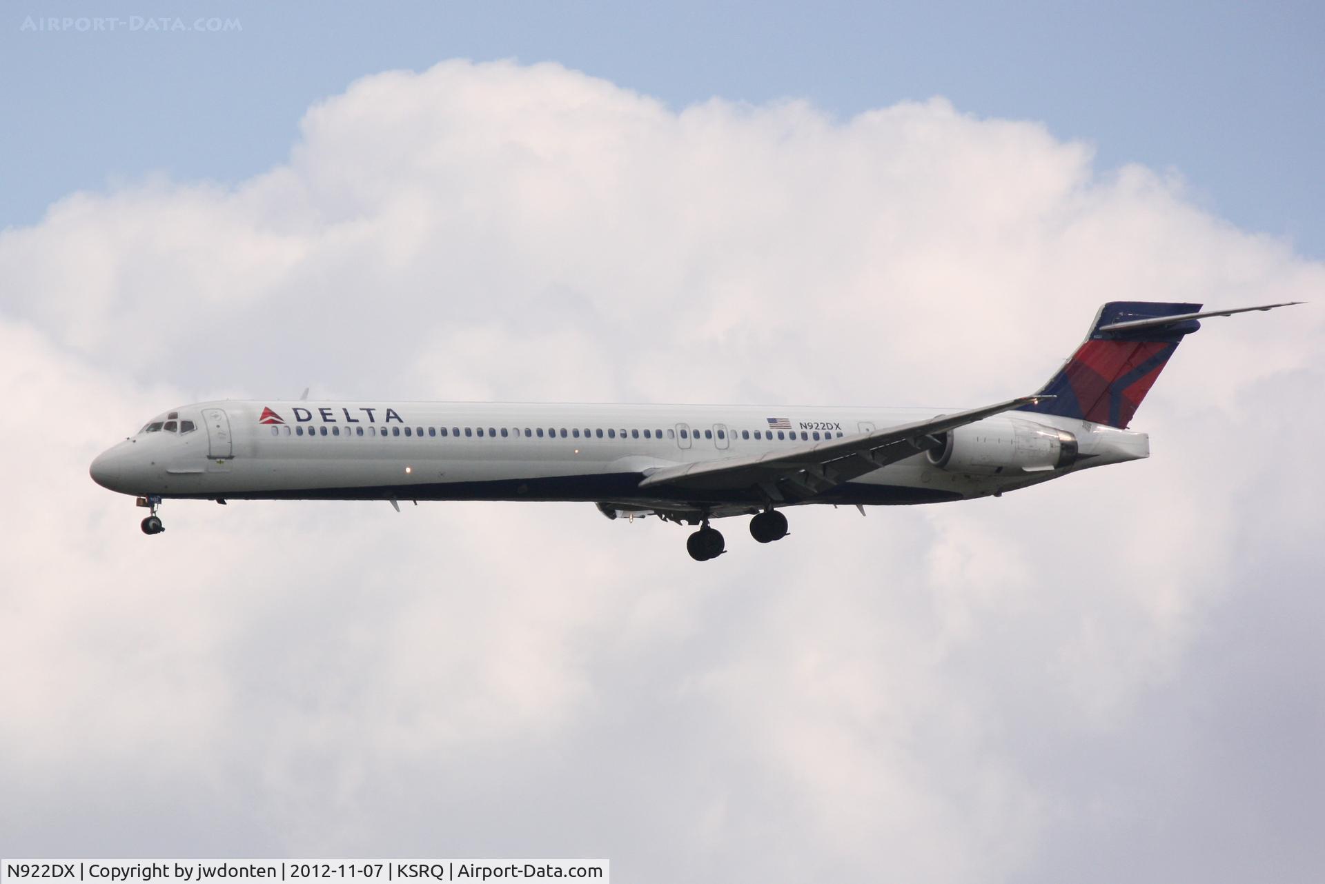 N922DX, 1997 McDonnell Douglas MD-90-30 C/N 53584, Delta Flight 2298 (N922DX) on approach Sarasota-Bradenton International Airport following a flight from Hartsfield-Jackson Atlanta International Airport