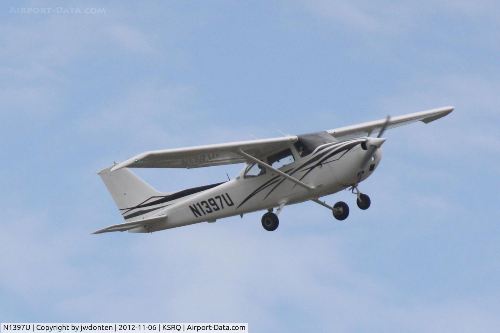 N1397U, 1976 Cessna 172M C/N 17267068, Manatee County Sheriff's Office Cessna Skyhawk (N1397U) departs Sarasota-Bradenton International Airport
