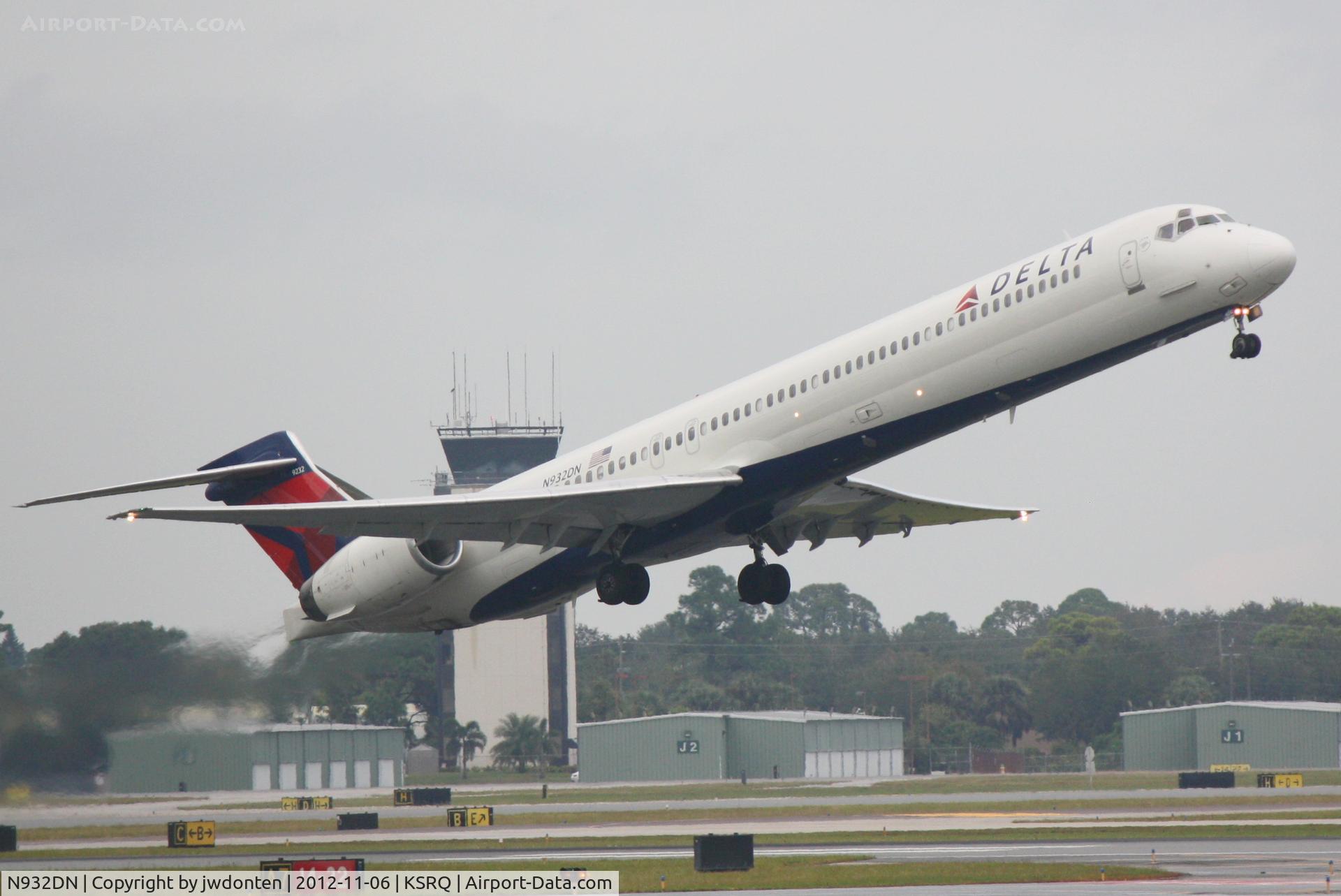 N932DN, 1996 McDonnell Douglas MD-90-30 C/N 53457, Delta Flight 2298 (N932DN) departs Sarasota-Bradenton International Airport enroute to Hartsfield-Jackson Atlanta International Airport