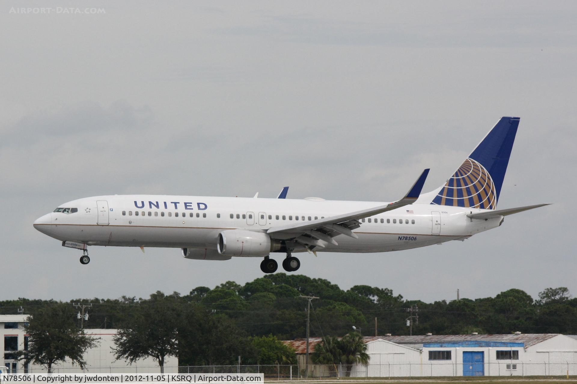 N78506, 2006 Boeing 737-824 C/N 32832, United Flight 1190 (N78506) arrives at Sarasota-Bradenton International Airport following a flight from Chicago-O'Hare International Airport