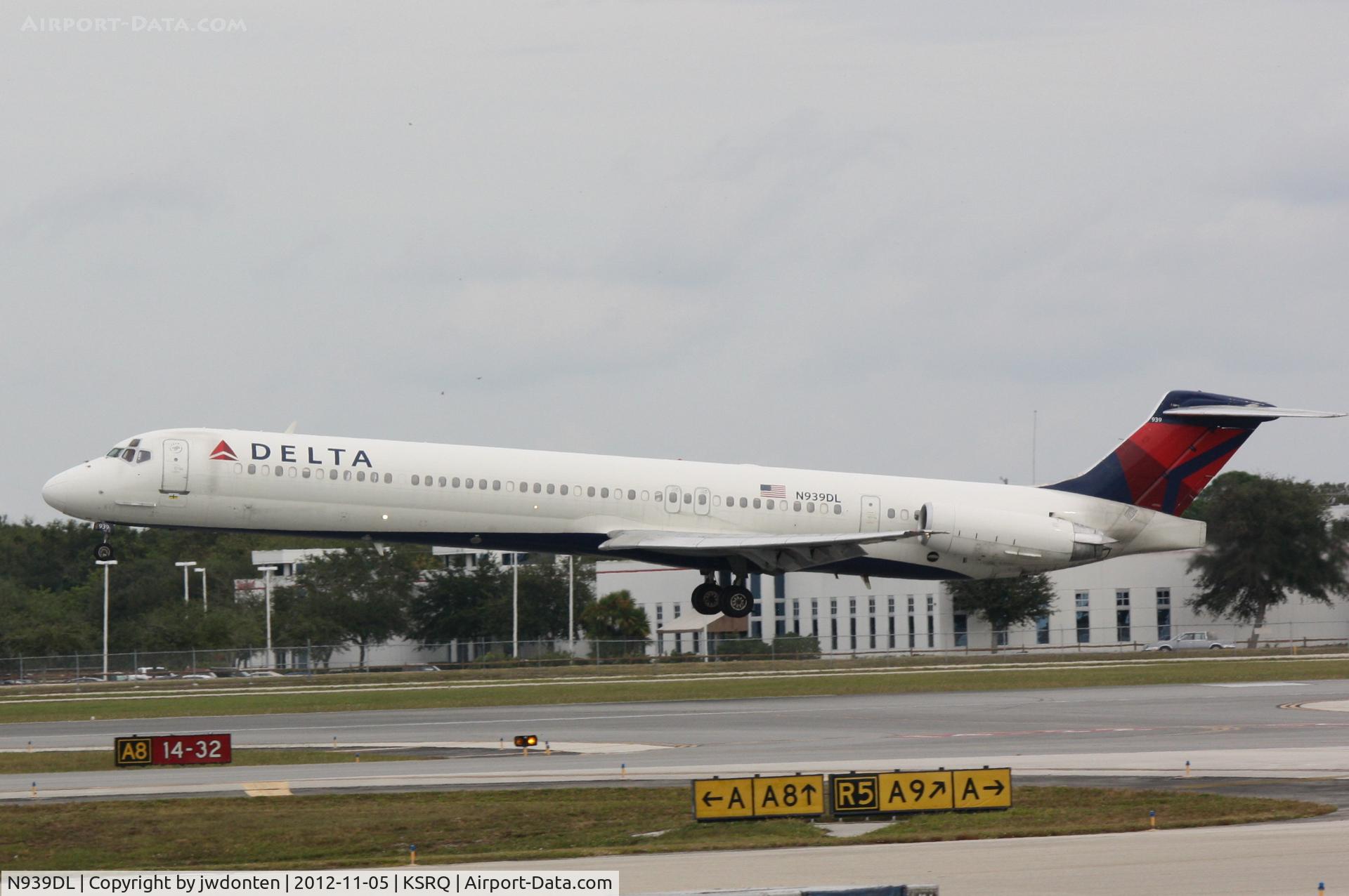 N939DL, 1989 McDonnell Douglas MD-88 C/N 49812, Delta Flight 1671 (N939DL) arrives at Sarasota-Bradenton International Airport following a flight from Hartsfield-Jackson Atlanta International Airport