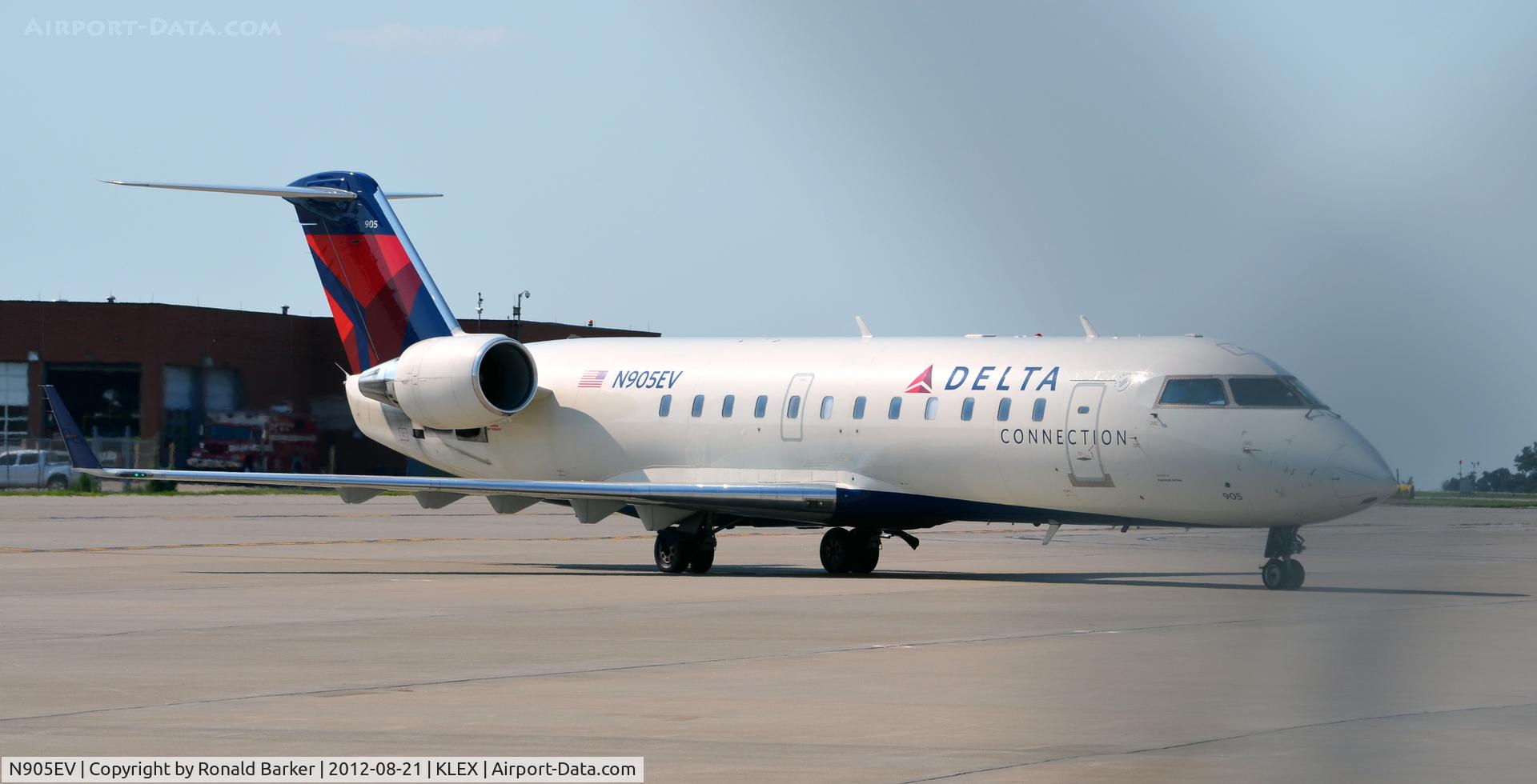 N905EV, 2002 Bombardier CRJ-200ER (CL-600-2B19) C/N 7632, Taxi LEX