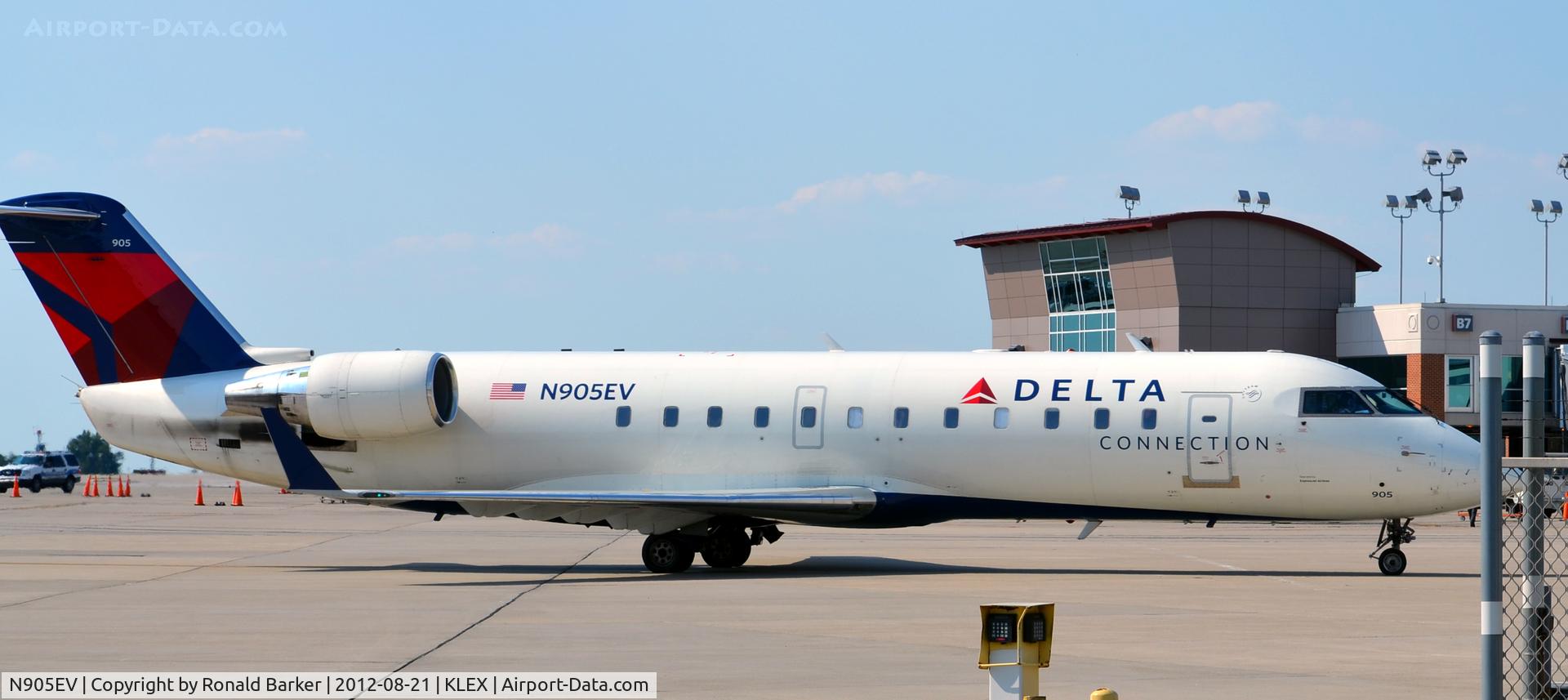 N905EV, 2002 Bombardier CRJ-200ER (CL-600-2B19) C/N 7632, Taxi LEX