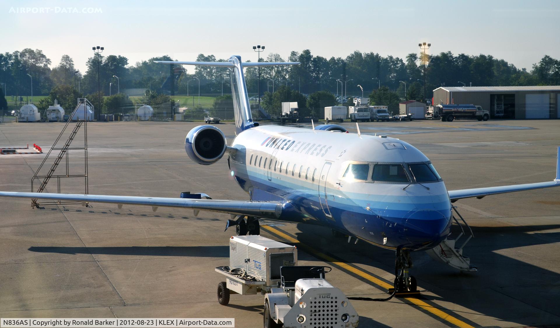 N836AS, 1998 Bombardier CRJ-200ER (CL-600-2B19) C/N 7263, lexington