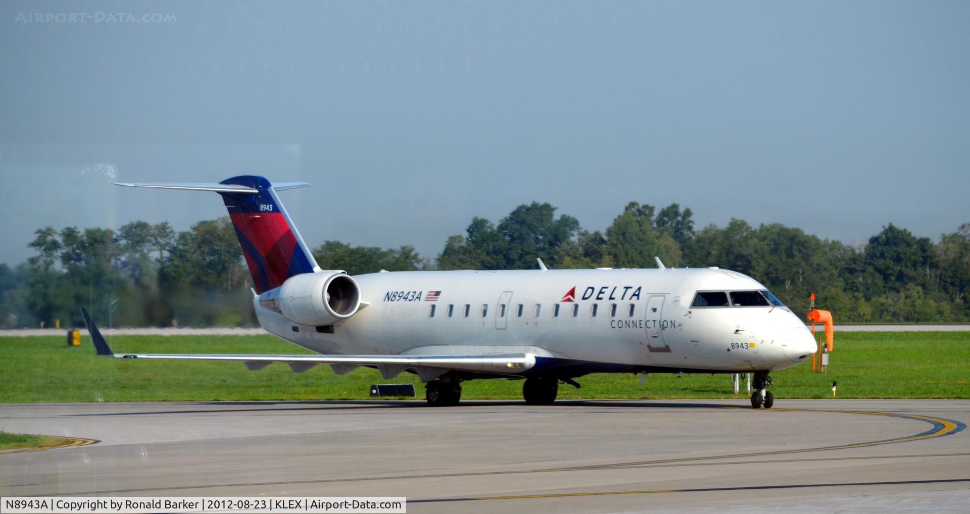 N8943A, 2004 Bombardier CRJ-200 (CL-600-2B19) C/N 7943, Taxi LEX