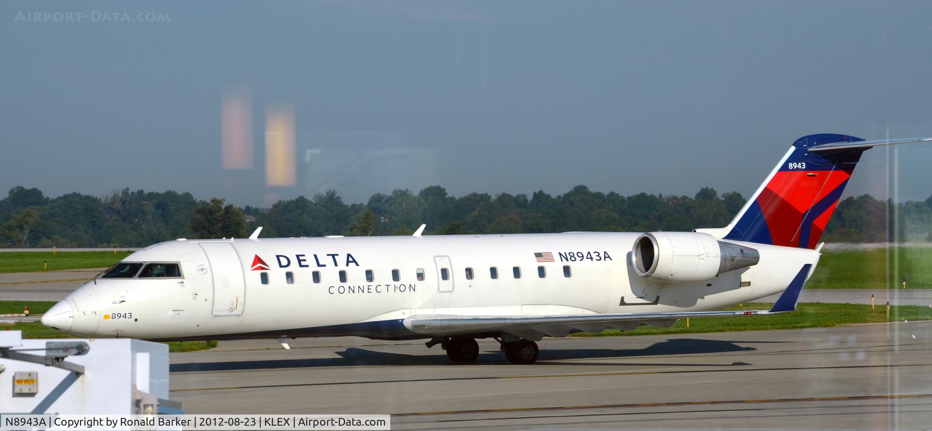 N8943A, 2004 Bombardier CRJ-200 (CL-600-2B19) C/N 7943, Taxi LEX