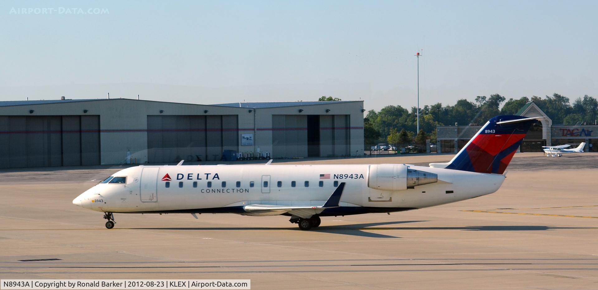 N8943A, 2004 Bombardier CRJ-200 (CL-600-2B19) C/N 7943, Taxi LEX