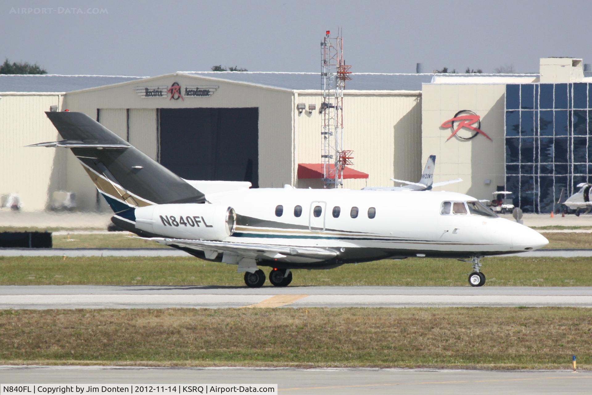 N840FL, 2004 Raytheon Hawker 800XP C/N 258666, Raytheon Hawker 800 (N840FL) taxis at Sarasota-Bradenton International Airport