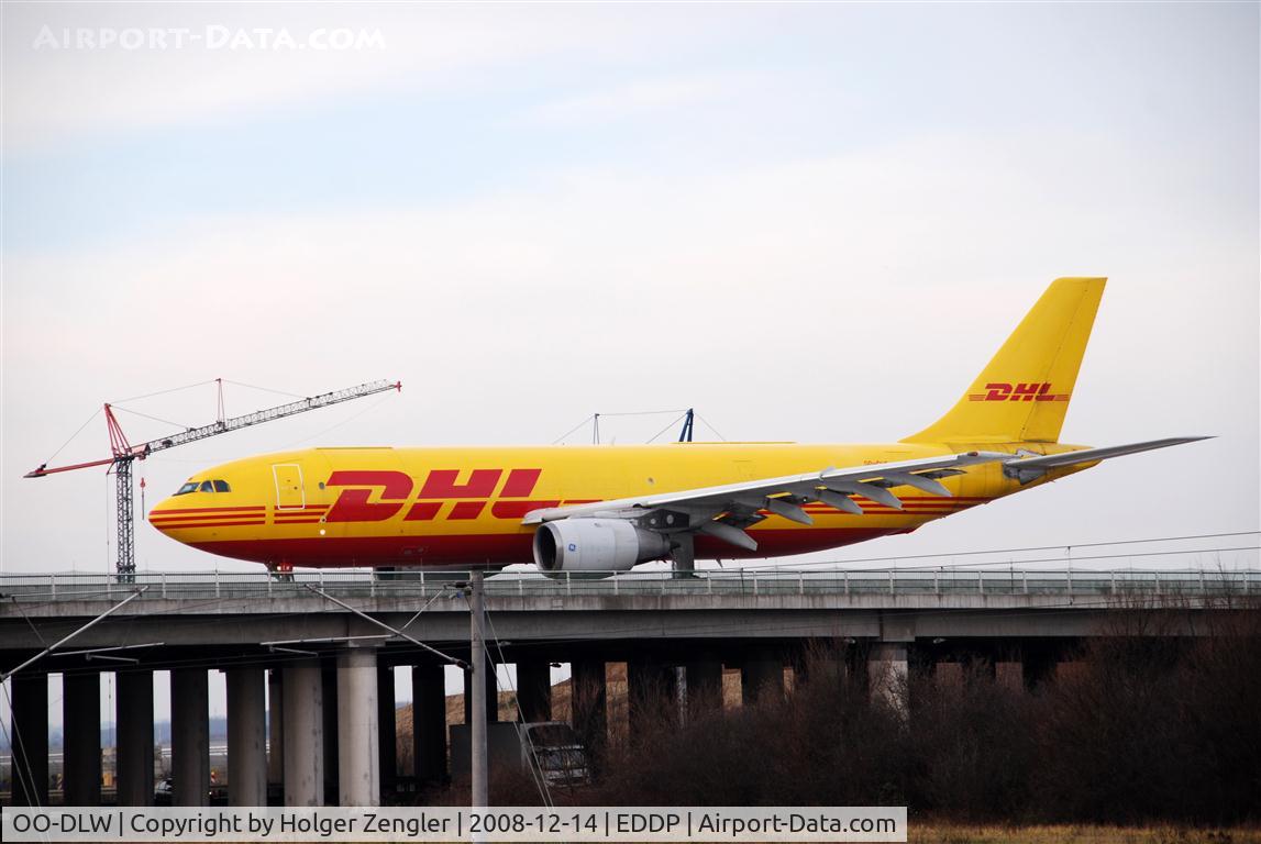 OO-DLW, 1982 Airbus A300B4-203(F) C/N 199, Taxiing via Echo 7 to apron 4....