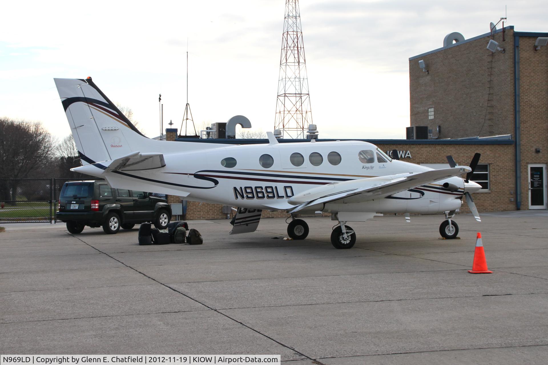 N969LD, Raytheon C90A King Air C/N LJ1737, Loading up for the trip home