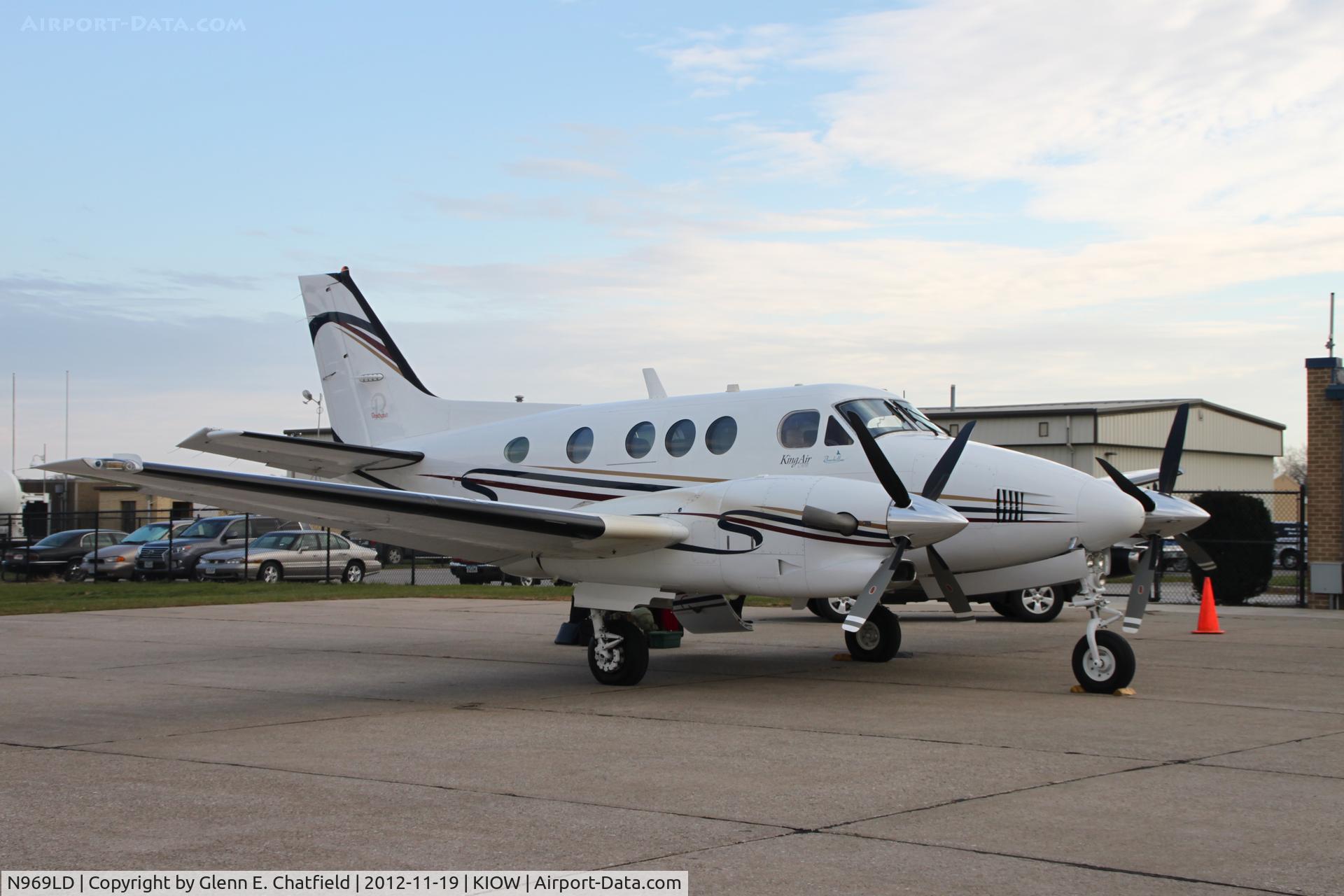 N969LD, Raytheon C90A King Air C/N LJ1737, Loading up for the trip home