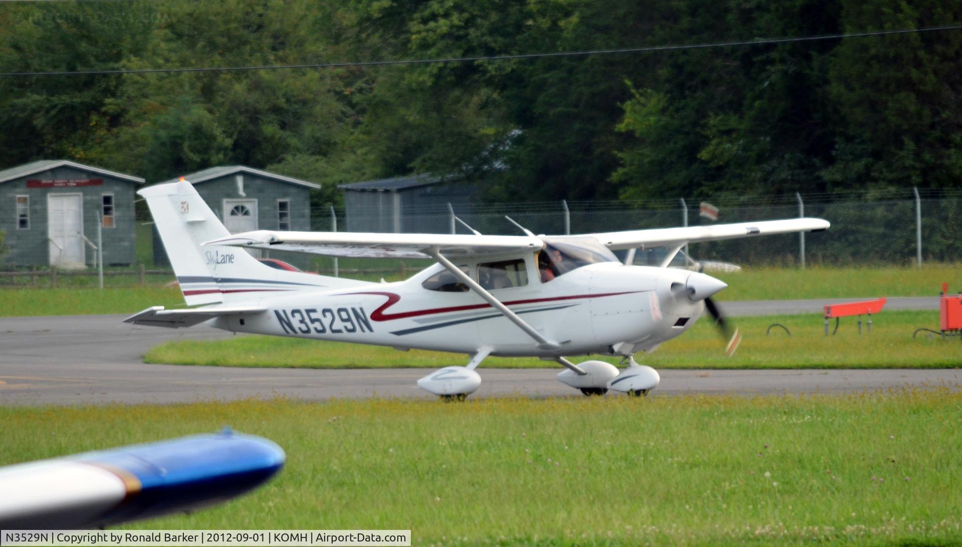 N3529N, 2001 Cessna 182T Skylane C/N 18280981, Taxi Orange