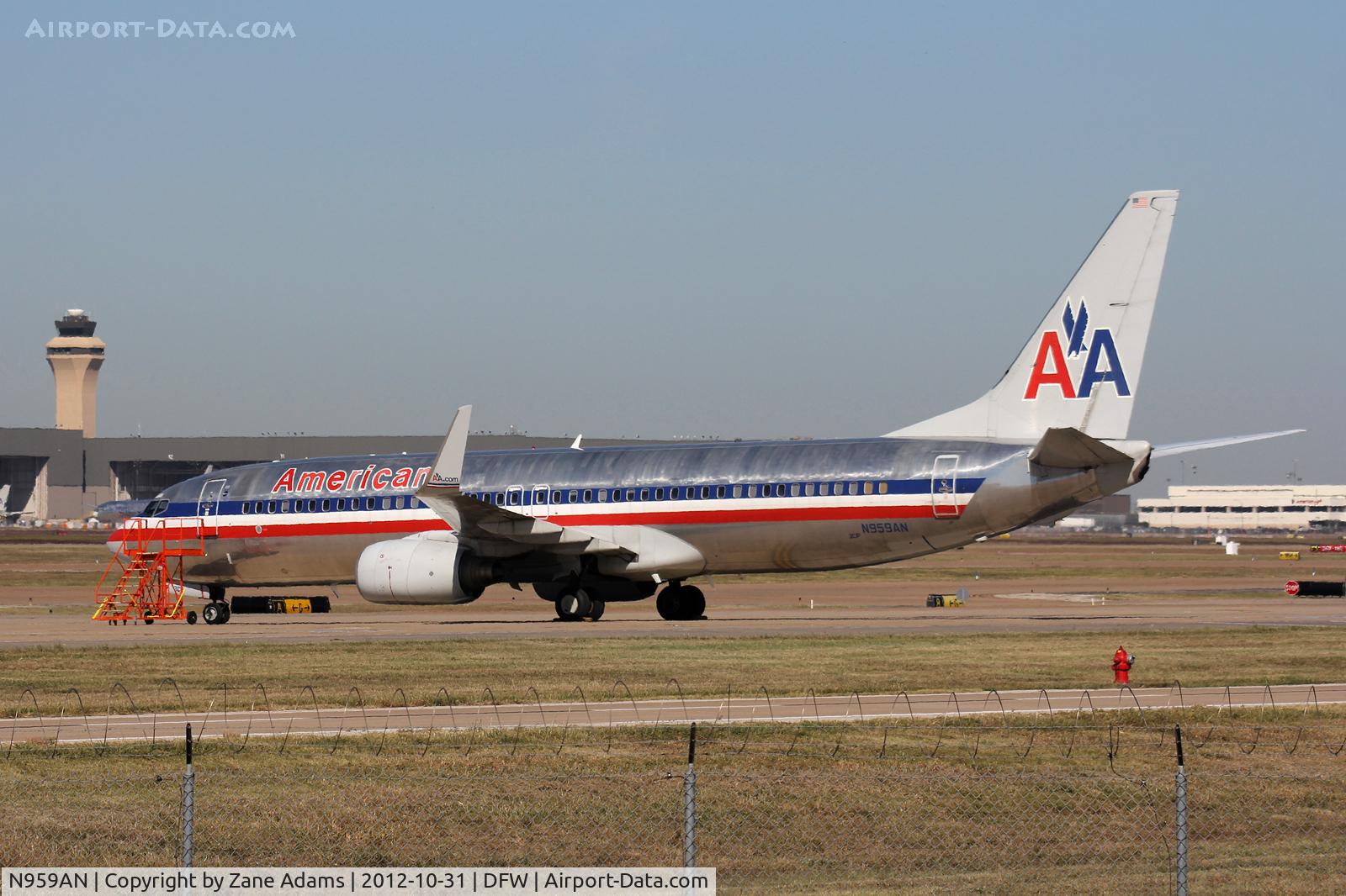 N959AN, 2001 Boeing 737-823 C/N 30828, At DFW Airport - Parked on the taxiway during 