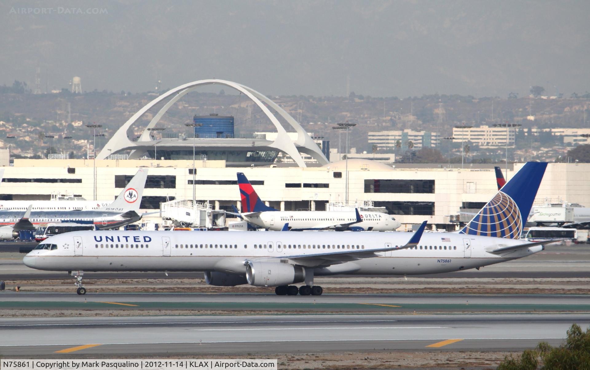 N75861, 2001 Boeing 757-33N C/N 32585, Boeing 757-300