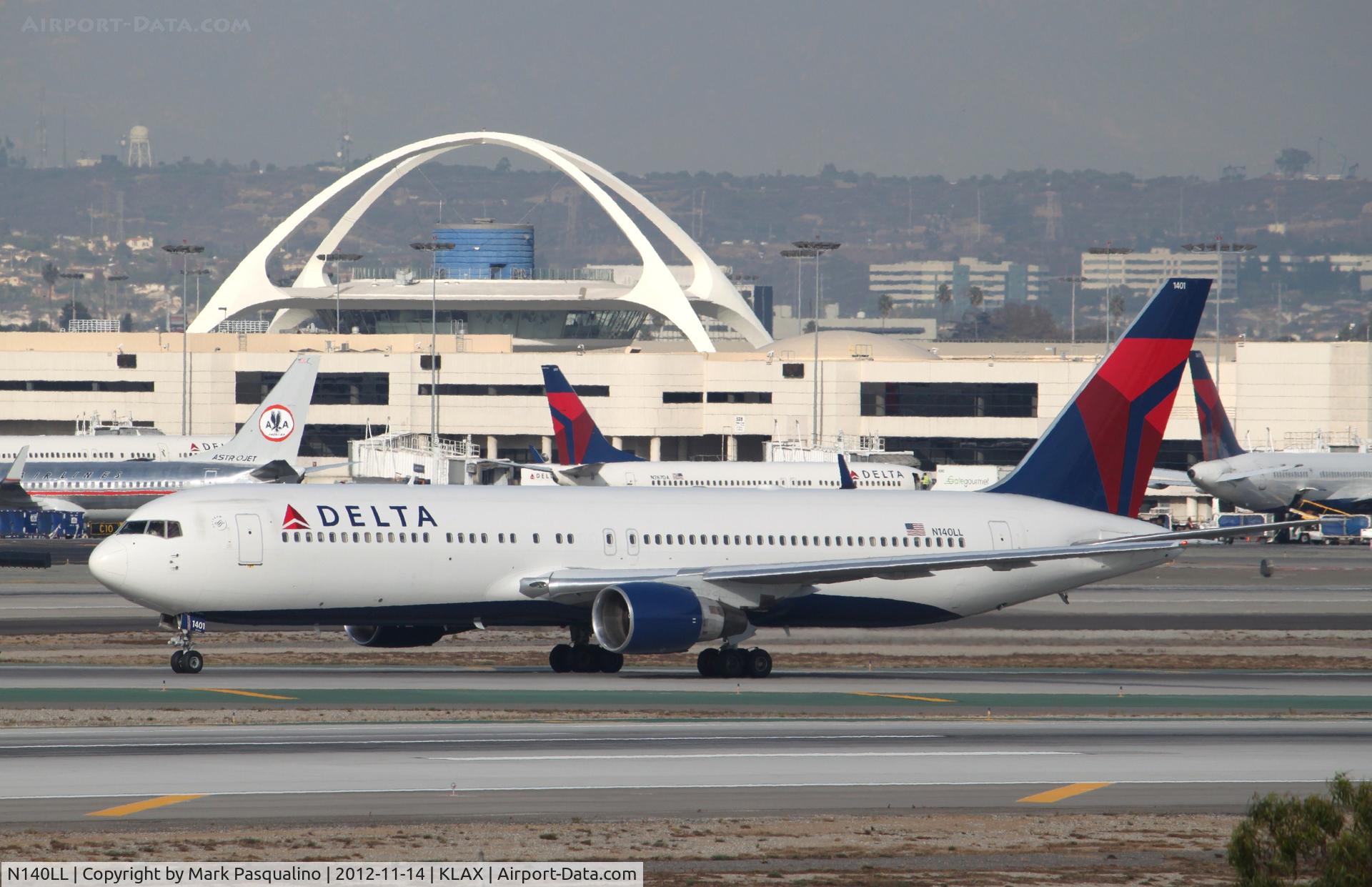 N140LL, 1993 Boeing 767-332 C/N 25988, Boeing 767-300