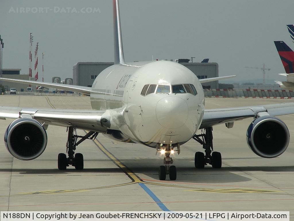 N188DN, 1996 Boeing 767-332 C/N 27583, Delta au roulage