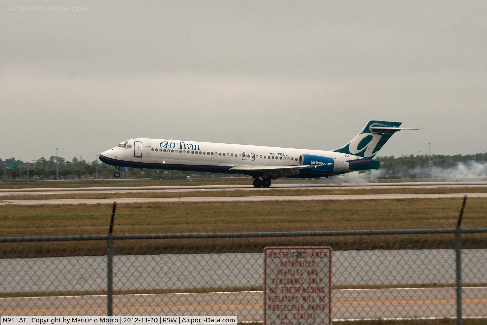 N955AT, 2000 Boeing 717-200 C/N 55017, Touching down RWY 6