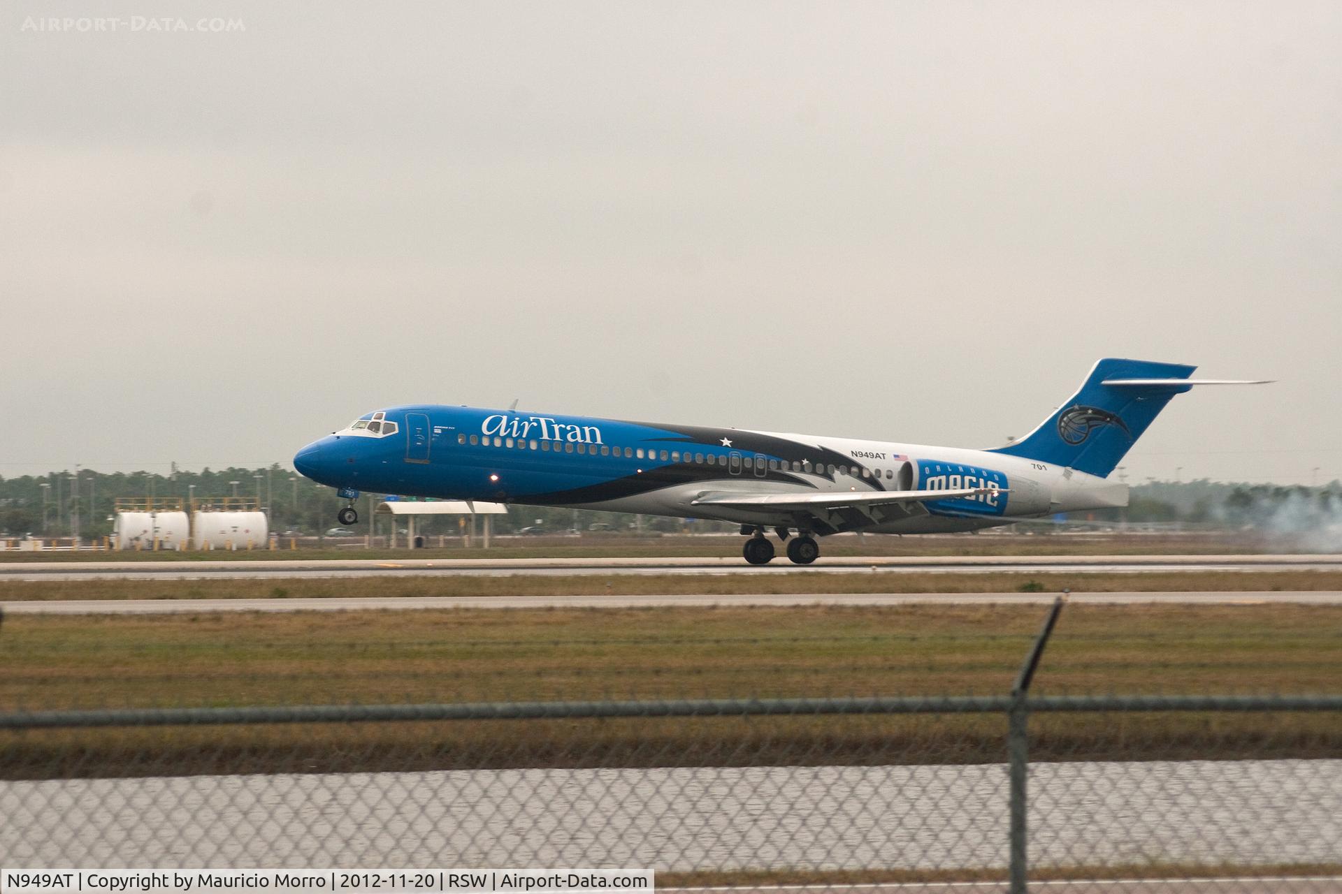N949AT, 1999 Boeing 717-200 C/N 55003, Orlando Magic 717 landing at RWY 6