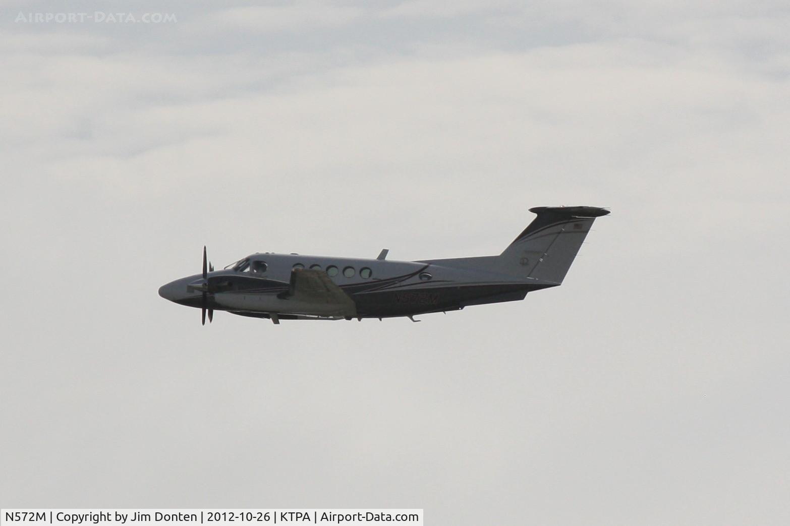 N572M, 1978 Beech 200 Super King Air C/N BB-398, Beechcraft Super King Air 200 (N572M) departs Tampa International Airport