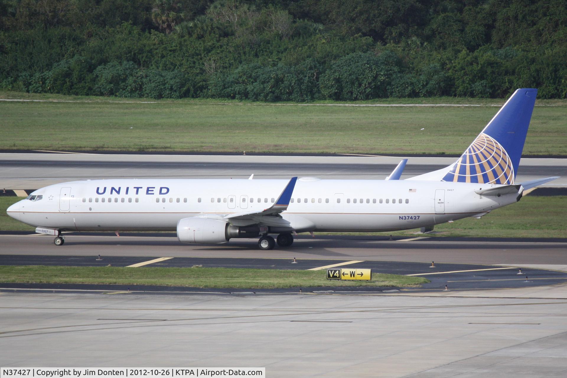 N37427, 2008 Boeing 737-924/ER C/N 37097, United Flight 1062 (N37427) arrives at Tampa International Airport following a flight from Chicago-O'Hare International Airport