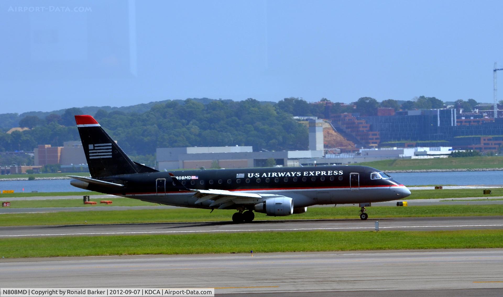 N808MD, 2004 Embraer 170SU (ERJ-170-100SU) C/N 17000021, Landing DCA