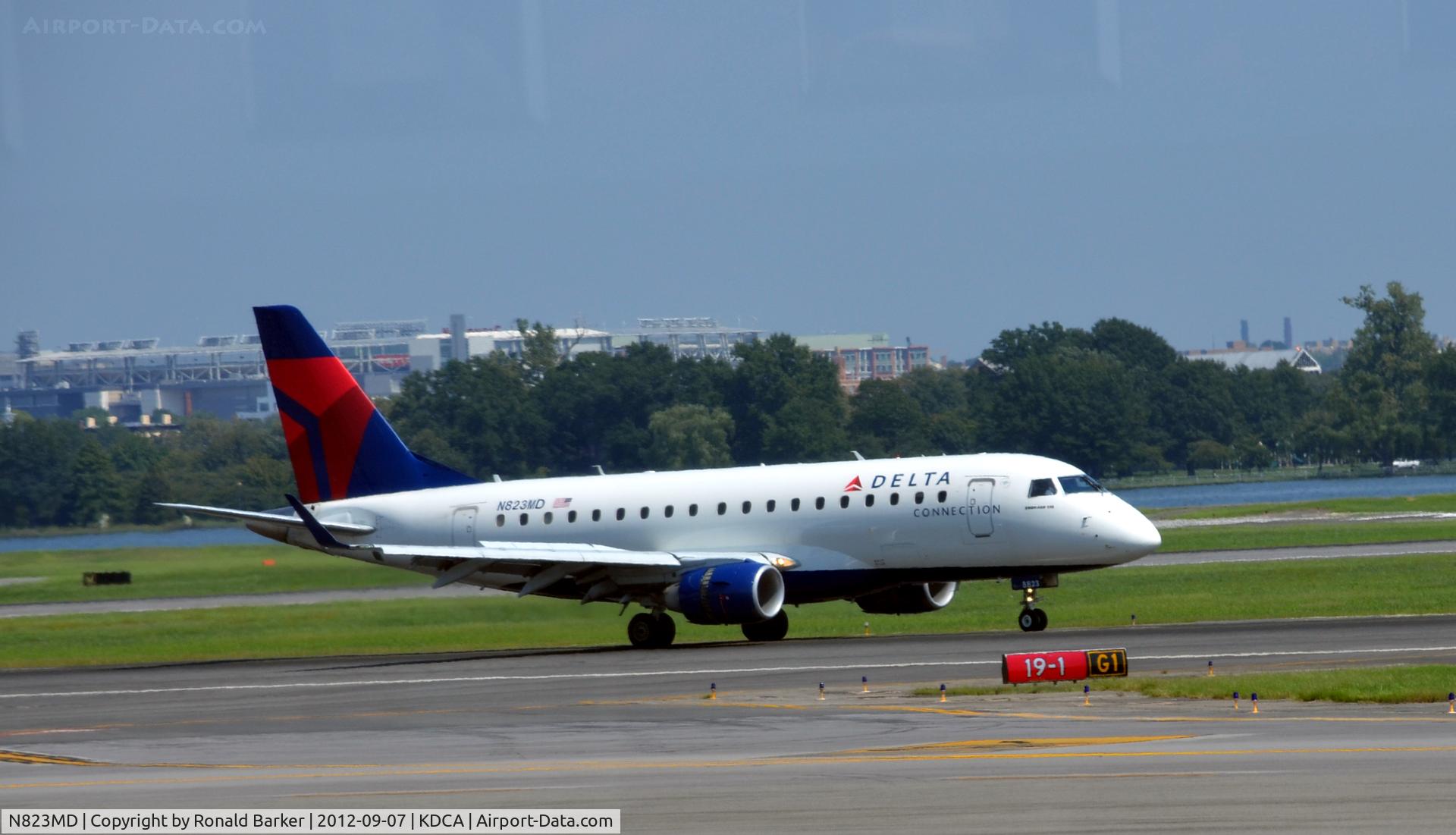 N823MD, 2005 Embraer 170SU (ERJ-170-100SU) C/N 17000044, Landing DCA