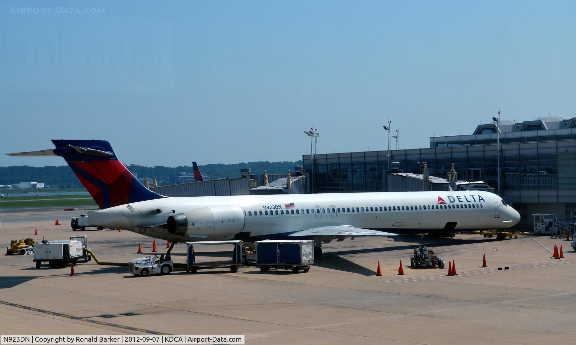 N923DN, 1998 McDonnell Douglas MD-90-30 C/N 53585, DCA, VA