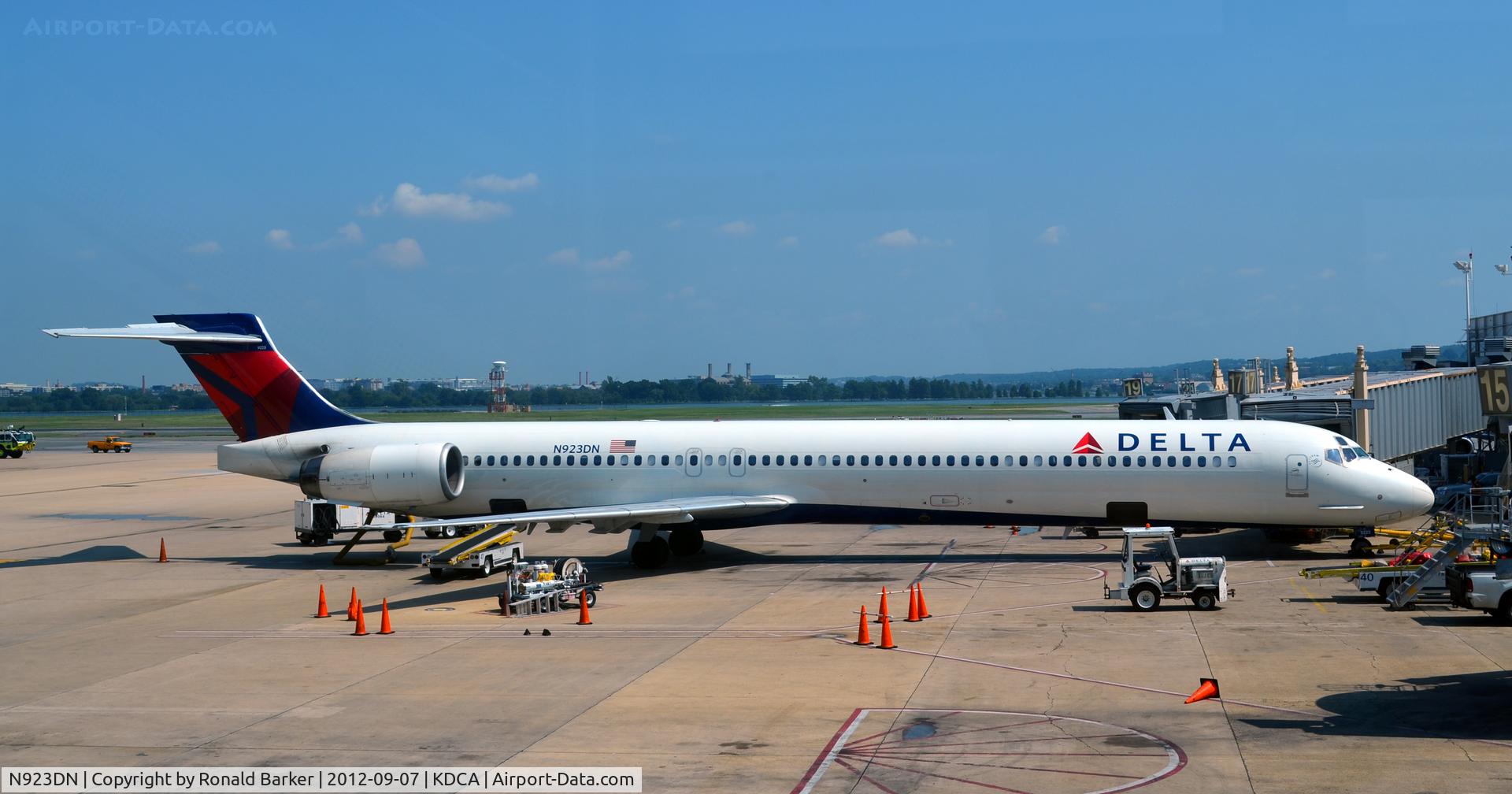 N923DN, 1998 McDonnell Douglas MD-90-30 C/N 53585, DCA, VA